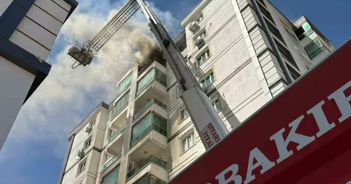 Diyarbakır’da 8 katlı binada korkutan yangın: Vatandaşlar tahliye edildi