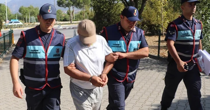 Devriye gezen Jandarma ekipleri fark etti! Turistleri gizlice çeken şüpheliye gözaltı