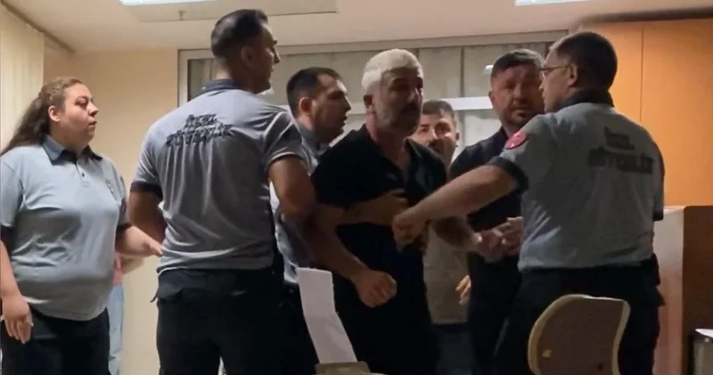 Otomobil ile motosikletin çarpıştığı kaza sonrası yakınları hastanede birbirine girdi: 2 yaralı