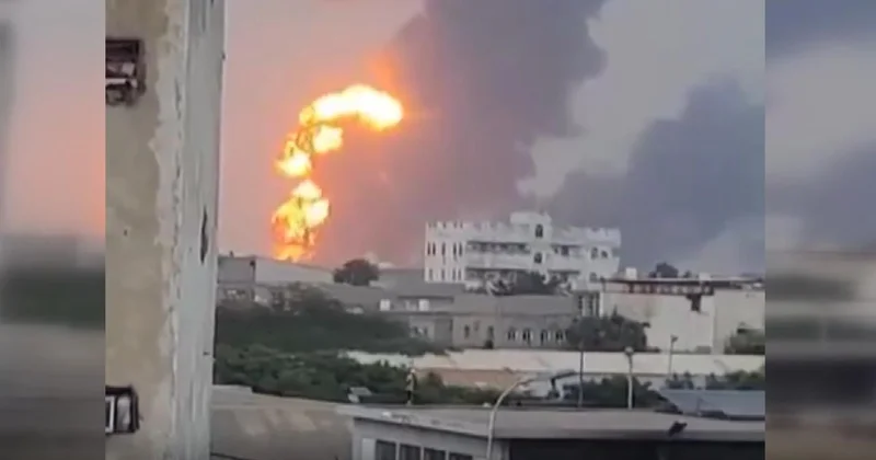 Katil İsrail’in Yemen’de hayati önem taşıyan tesisleri hedef aldı: Sana karanlığa gömüldü