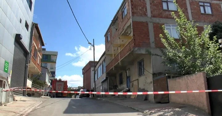 Bursa daki 3.3 lük deprem sonrası Sultanbeyli de 3 katlı bina çökme riski nedeniyle boşaltıldı