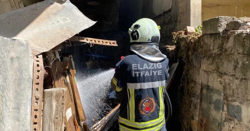 Odun ve kartonlar tutuştu, bina dumanla kaplandı