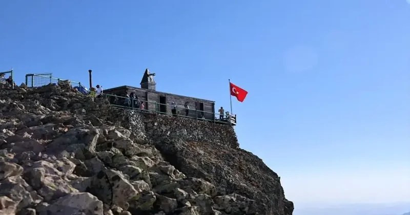 Üç tarafı uçurum olan mescit! İki ilin arasında bulunuyor
