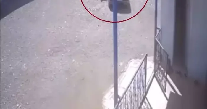 Diyarbakır’da el freni çekilmeyen otomobilin duvara çarptığı anlar kameraya yansıdı