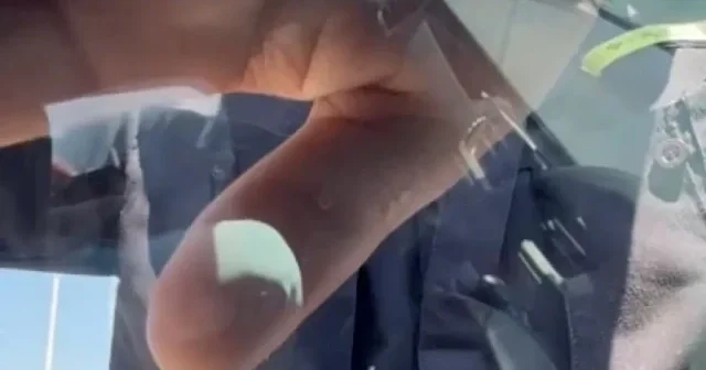 Trafikte zorla cam silen şahıslar sürücülerin kabusu haline geldi: Görüntülendiğini anlayınca cama vurdu VİDEO İZLE