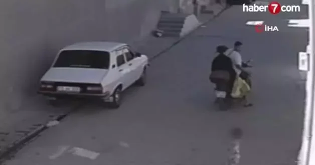 Anne ve babasından kaçan çocuğa otomobil çarptı