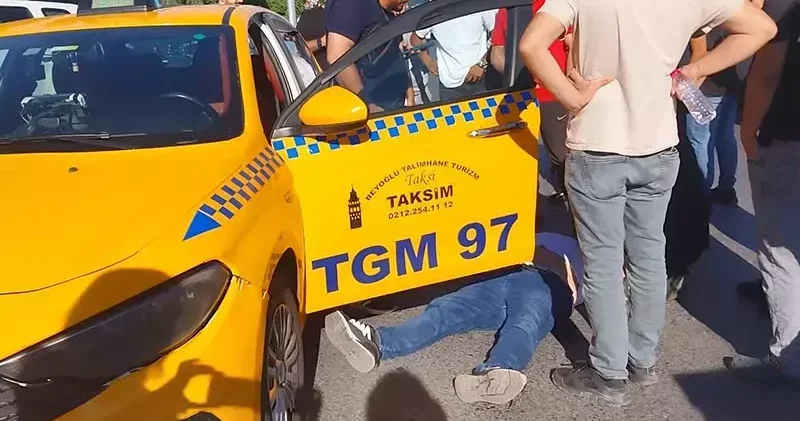 Beyoğlu nda seyir halindeyken rahatsızlanan taksi şoförü aracını kenara çekip yola uzandı