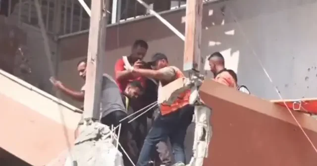 İşgalci İsrail vurduğu hastanede şehitleri çıkaran ekibi de doğrudan hedef aldı: Dehşet anları canlı yayına böyle yansıdı VİDEO İZLE