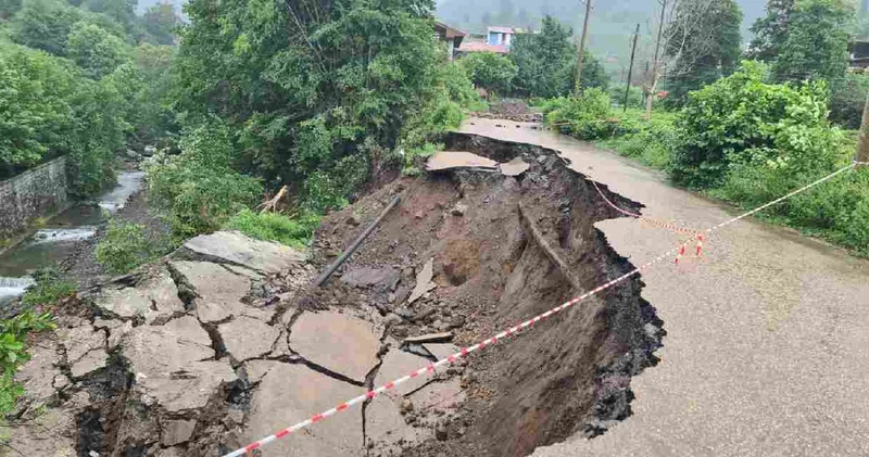 Artvin de heyelan: 2 köy yolu ulaşıma kapandı