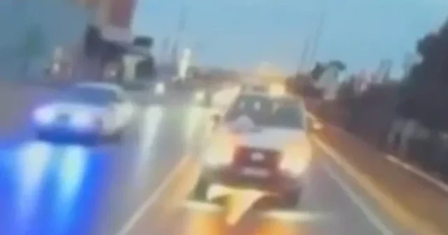 Düğün salonu yerine hastaneye gittiler: Kontrolünü kaybeden otomobilin gelin arabasına çarpma anı kamerada VİDEO İZLE
