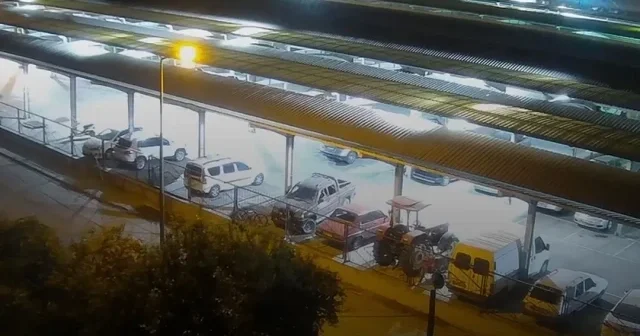 Sındırgı daki deprem anı güvenlik kameralarına böyle kaydedildi VİDEO İZLE