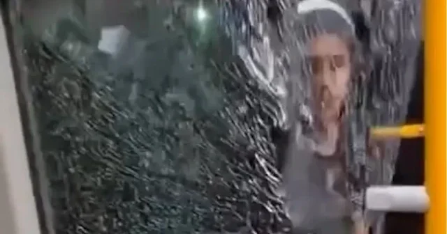 Kudüs te Araplara ölüm diye bağırarak otobüsün camlarını döktüler VİDEO İZLE