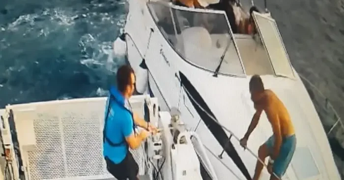 Marmaris’te denizde arızalanan teknedeki vatandaşlar polis botu ile kurtarıldı