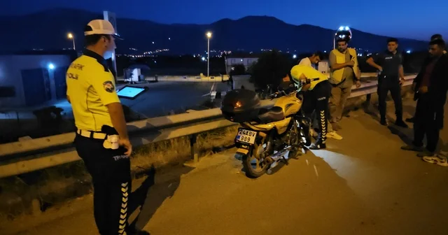 Erzincan da motosikletin devrilmesi sonucu 4 kişi yaralandı Erzincan Haberleri