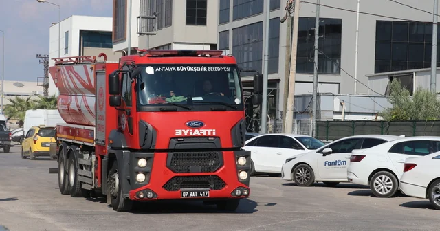 Otel ekipmanlarının satıldığı iş yerinin deposunda yangın paniği Antalya Haberleri