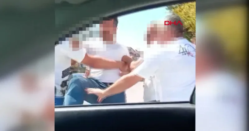 Trafikte değişmeyen manzaralar: Tartıştığı sürücünün otomobilini tekmeledi