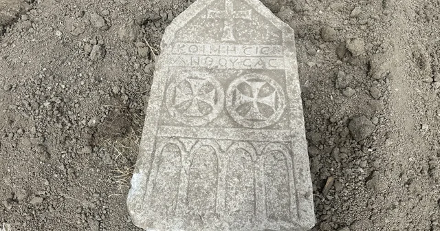 Çorum da kanal çalışmasında ortaya çıkan mezar taşı koruma altına alındı Çorum Haberleri