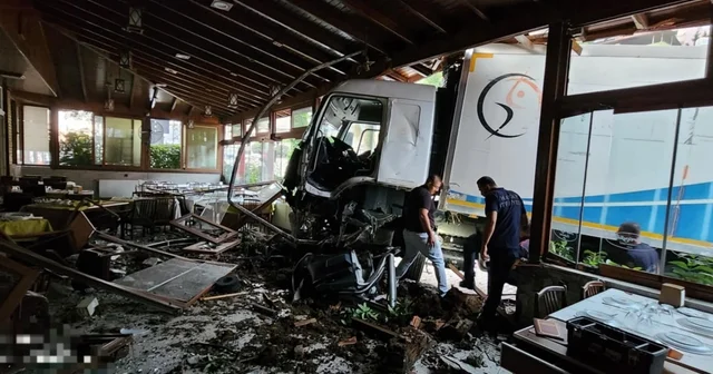 Freni boşalan kamyon, restorana girdi: kaza anı kamerada Hatay Haberleri