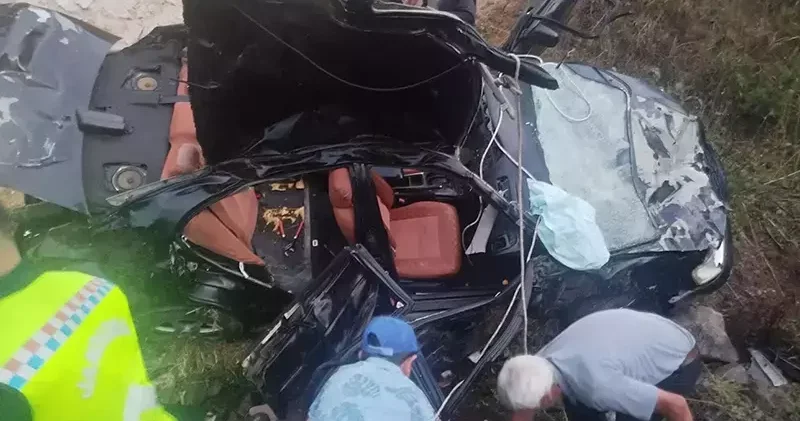 Otomobil, 5 metre yükseklikten menfezin önüne uçtu: 2 ölü, 3 yaralı