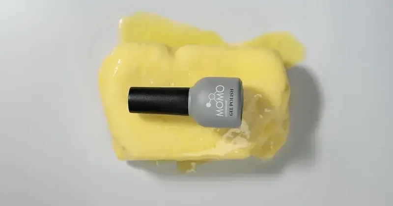 Tırnak tasarımında 2025 in trend rengi Butter Yellow