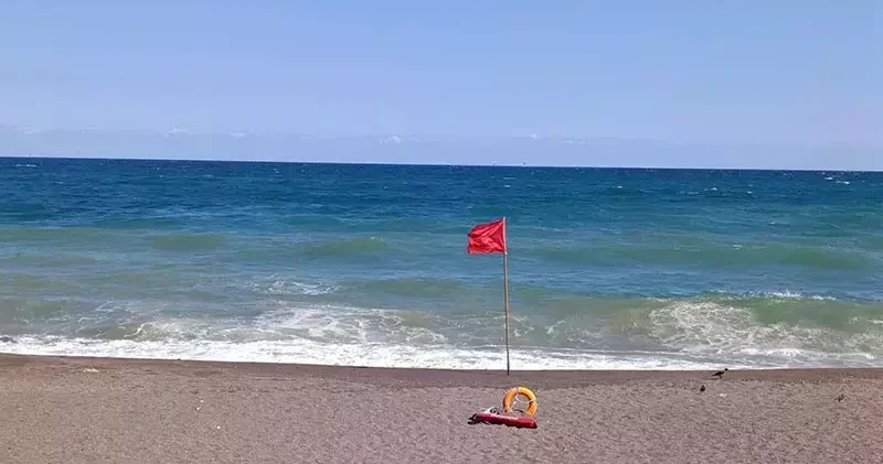 Akçakoca’da olumsuz hava şartları nedeniyle denize girmek yasaklandı