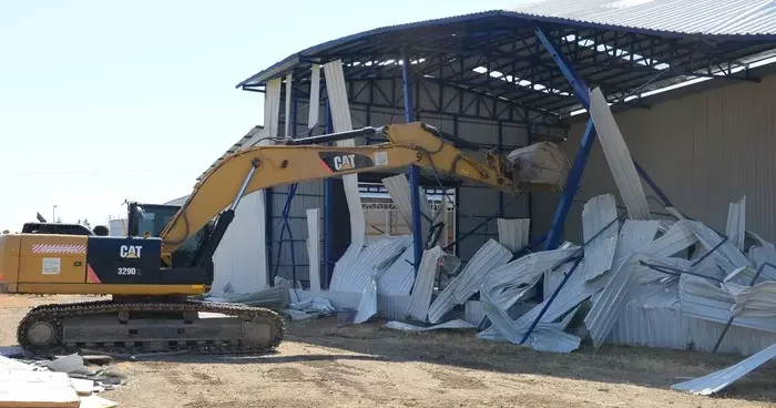 Akçalar’da 2 kaçak yapı yıkıldı