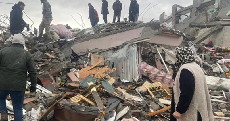Depremde yüzlerce kişinin ölümünden sorumlu tutulan AKP li müteahhit Şükrü İşitmen halen yakalanamadı