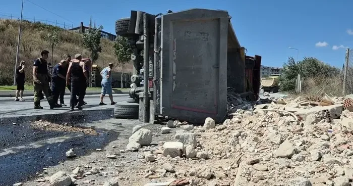 Sultangazi’de hafriyat yüklü tır devrildi: 1 yaralı