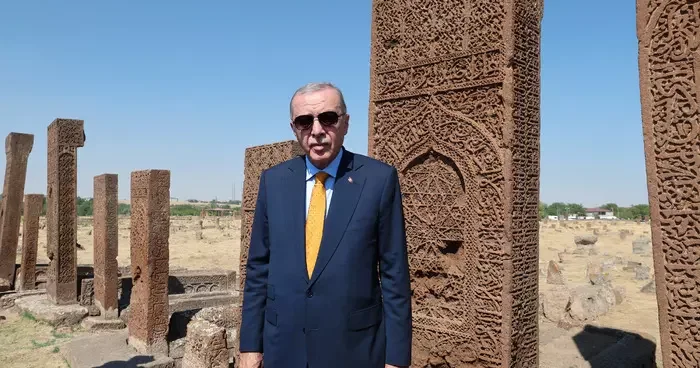 Cumhurbaşkanı Recep Tayyip Erdoğan, Ahlat ta Selçuklu Meydan Mezarlığı nı ziyaret etti