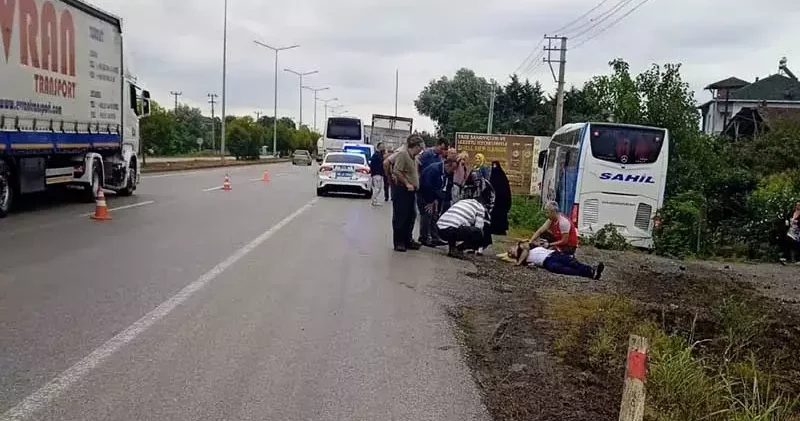 Yolcu otobüsü kamyonete branda çekenlere çarptı; 1 ölü, 1 ağır yaralı
