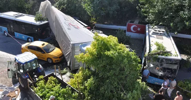 İki araç ile polis memuruna çarpan TIR, körpüden uçtu; 1 ölü, 2 yaralı