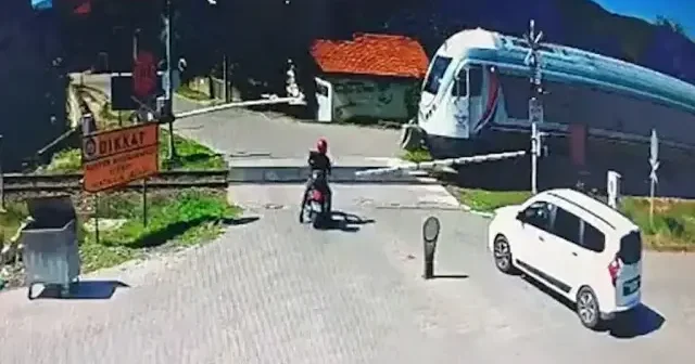 Zonguldak ta hemzemin geçitten geçmeye çalışan motosikletli yolcu trenine çarptı VİDEO İZLE