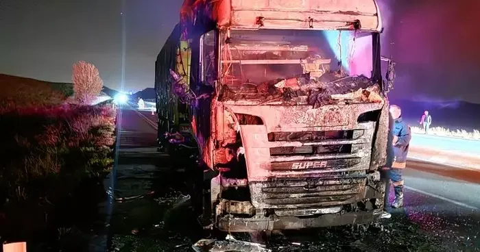 Seyir halindeyken alevlere teslim olan tır kullanılmaz hale geldi
