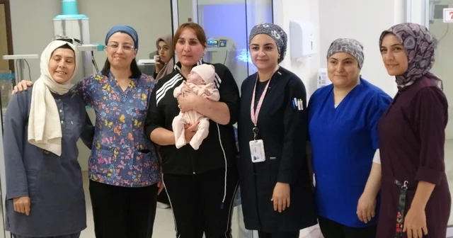 780 gram dünyaya gelen Elfin Maral bebeği, 3 kilo 490 gram olarak annesinin kucağına verdiler Erzurum Haberleri