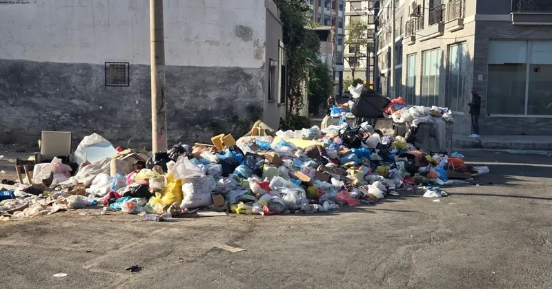 İzmir de çöp krizi! 1 milyon vatandaş mağdur oldu: Bedelini ödediğimiz hizmetin karşılığını alamıyoruz...