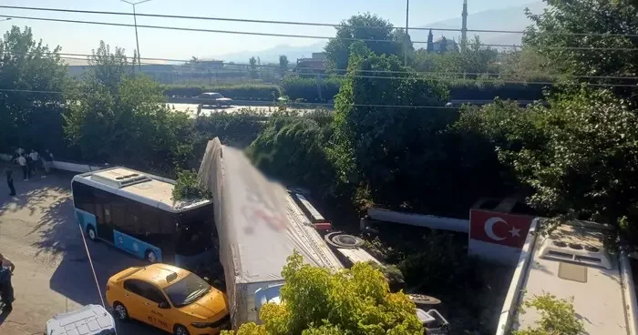 Manisa da zincirleme trafik kazası: 1 kişi hayatını kaybetti, 2 kişi yaralandı
