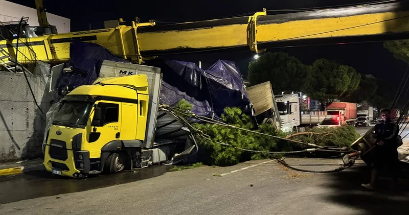 Vinç TIR ın üzerine devrildi: Feci kazada operatör yaralandı