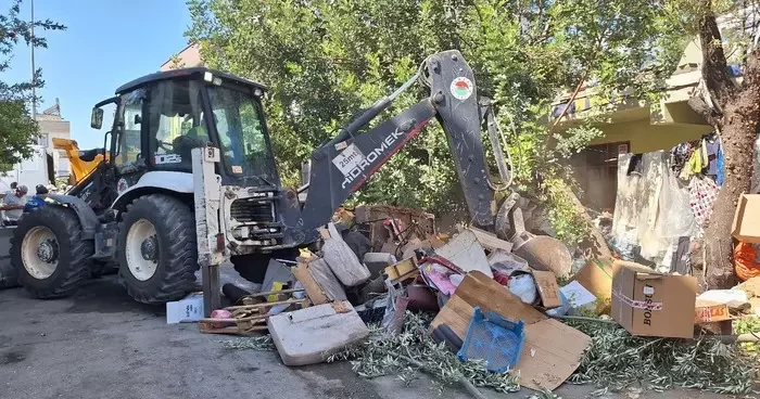 Antalya da iki çöp evden 8 kamyon atık çıkarıldı