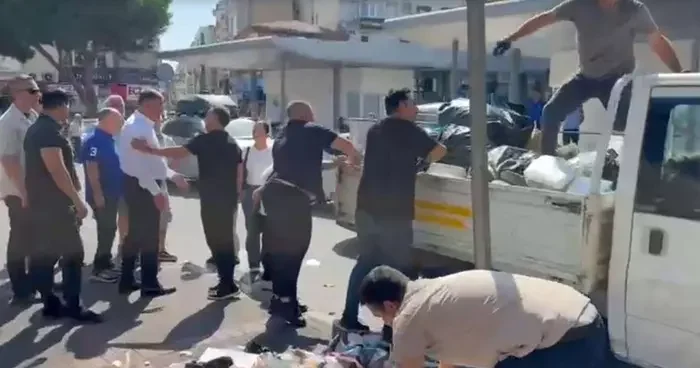 İzmir’de çöpleri Büyükşehir Belediyesi ekipleri topladı