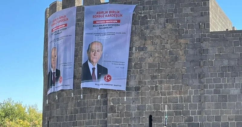 Diyarbakır da dikkat çeken Bahçeli posteri