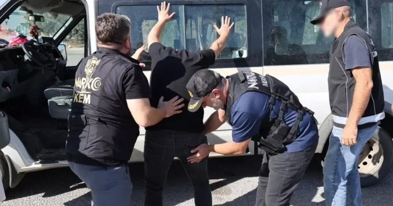 Mersin de yolcu minibüsünden çıkanlar şoke etti!