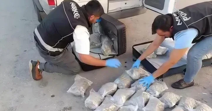 Mersin de dronla takip edilen minibüsten 35 kilo uyuşturucu çıktı