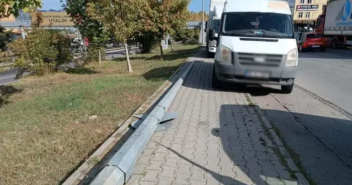 Minibüs, yıkılan direkten santimlerle kurtuldu