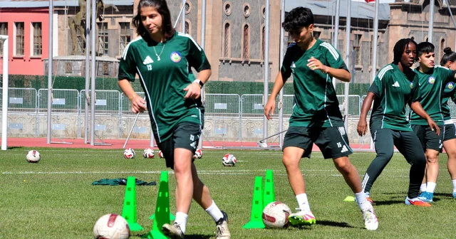 Yüksekovaspor Kadın Futbol Takımı oyuncusu Nurtel: Doğuda kadınların başarısını görünür kıldık Kars Haberleri