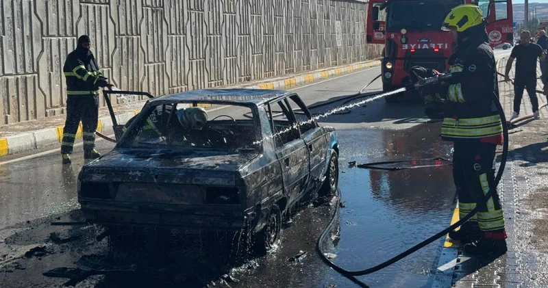Sivas ta seyir halindeki otomobil yandı: Sürücü yaralandı