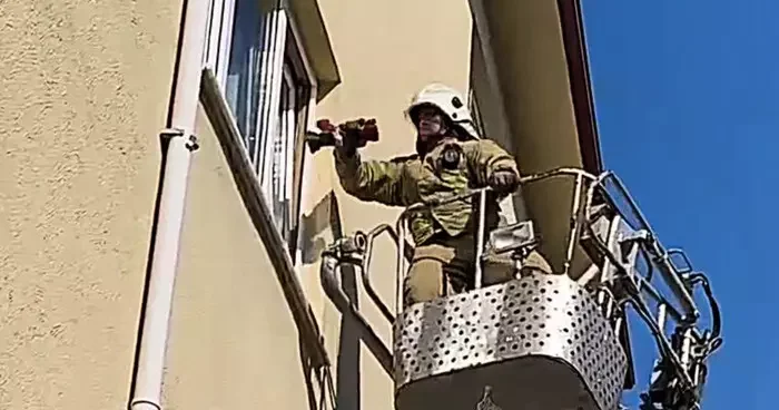 Lavaboda fenalaşan şahıs, evin camı kırılarak kurtarıldı