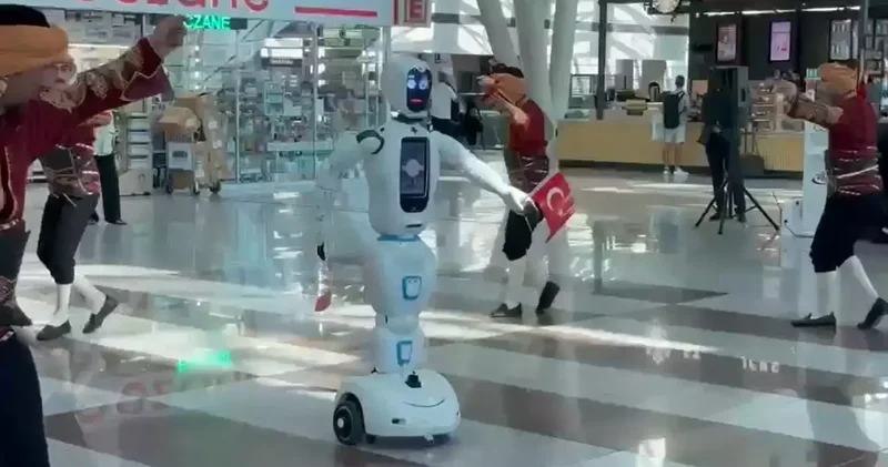 Robot, seymenlere dansıyla eşlik etti