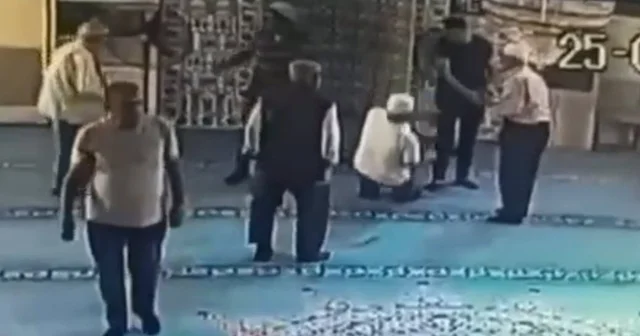 Namaz sonrası fenalaştığı o anlar kamerada Muğla Haberleri
