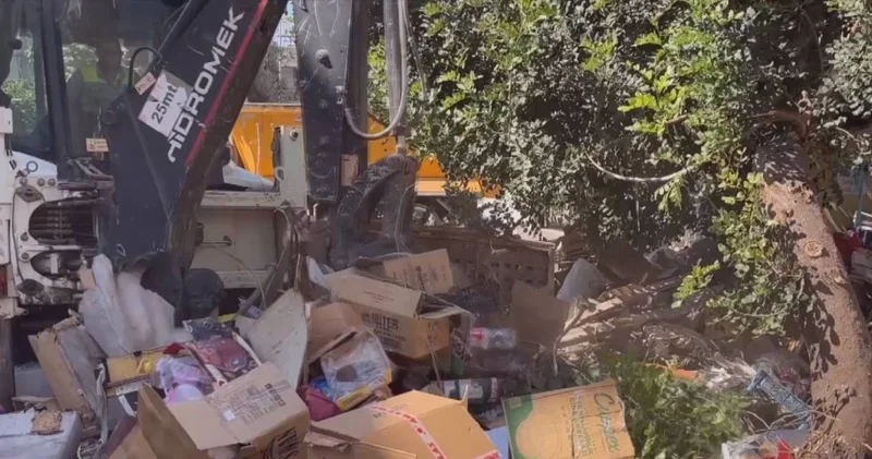Kötü koku şikayetine gittiler: 8 kamyon çöp çıkardılar!