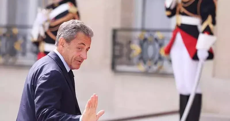 Eski Fransa Cumhurbaşkanı Sarkozy yolsuzlukla yargılandığı davada suçlu bulundu
